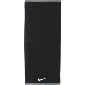 Nike Fundamental Towel in zwart met klassiek Nike logo