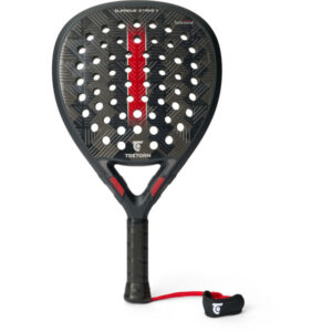 Witte tennisschoen met groene en rode strepen op zijkant.