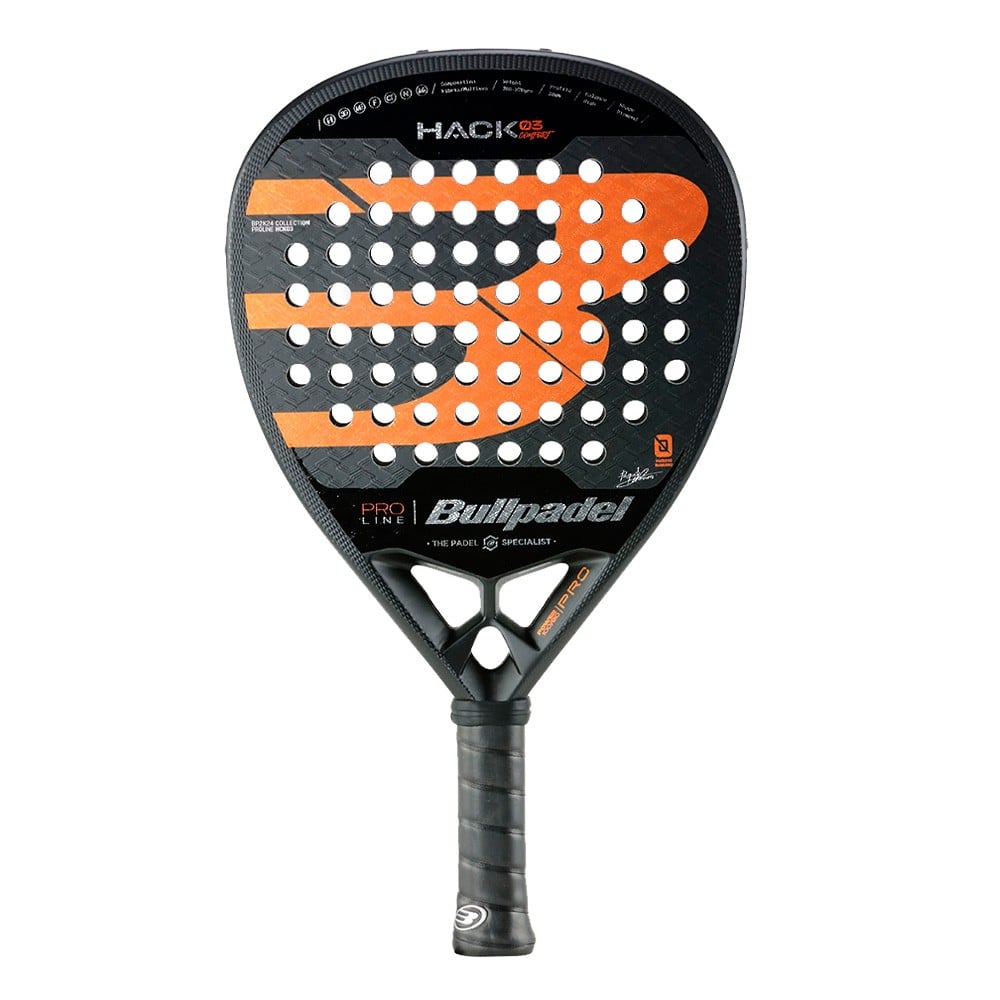 Bullpadel Hack 03 Comfort 2024 padelracket met zwarte grip op wit