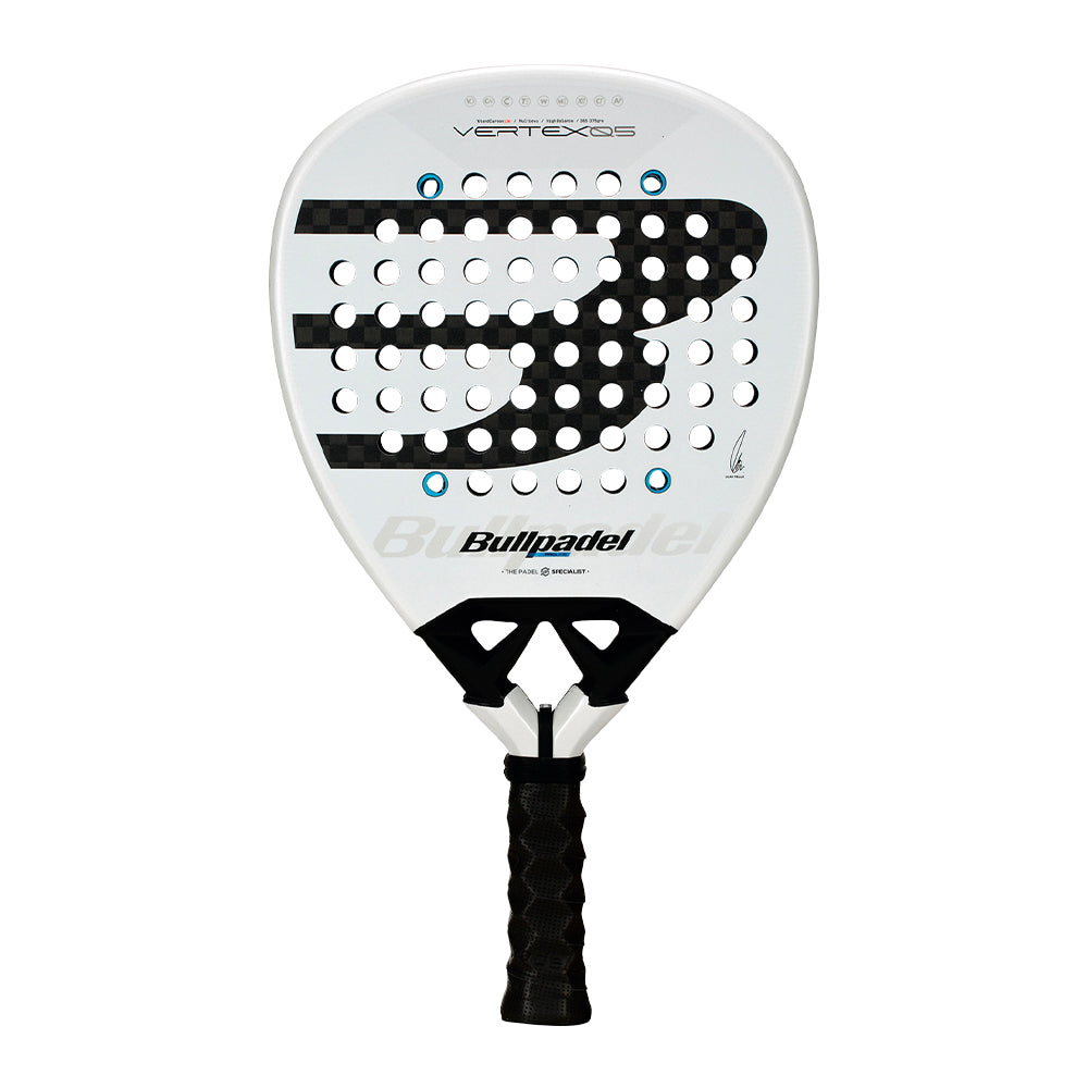 Bullpadel Vertex 05 2026 Juan Tello padel racket in zwart en blauw