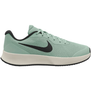 Nike Vapor Lite dames tennisschoenen in wit en roze op kleiunterbouw.