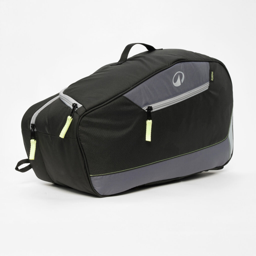 Zwarte padeltas met teamlogo en compartimenten voor rackets